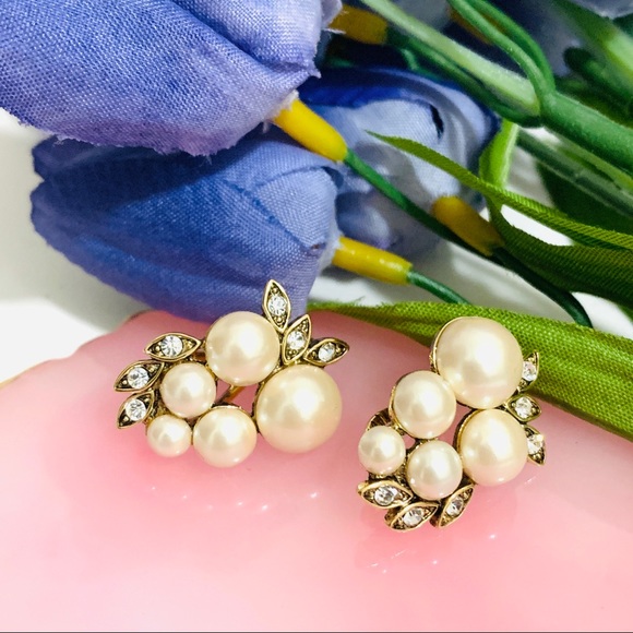 🌹Vintage Monet Gold crystal Pearl clip earring - Picture 7 of 17